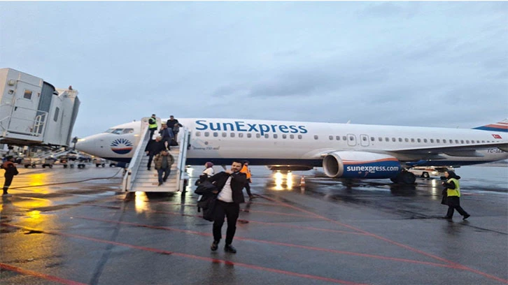 Ajet'ten bilet alan vatandaşları SunExpress uçağına bindirip, arıza sebebiyle indirdiler