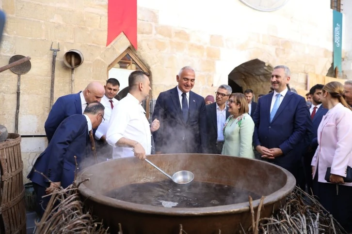 Bakan Ersoy ve Başkan Şahin, üzüm pekmezi yaptı