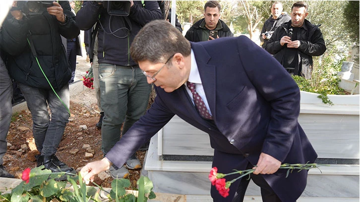 Bakan Tunç, Nurdağı'nda deprem şehitliğine karanfil bıraktı