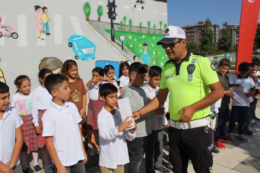 Çocuklar, trafik kurallarını eğlenerek öğreniyorlar