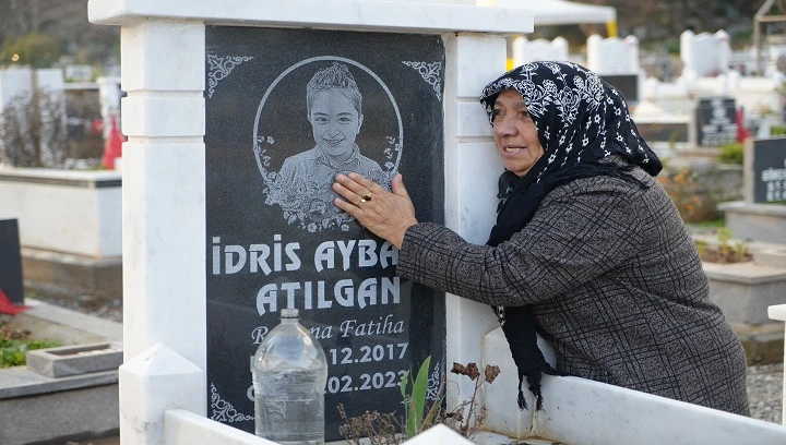 Depremde oğlu, gelini ve torunu kaybetti, kelimeler boğazına düğümlendi