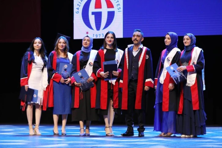 GAÜN Nizip Eğitim Fakültesi öğrencilerinin diploma sevinci
