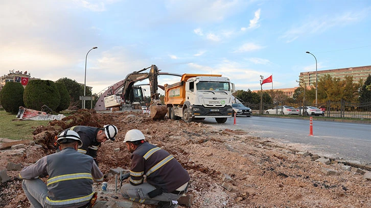 GAZİANTEP BÜYÜKŞEHİR, TUGAY KÖPRÜLÜ KAVŞAĞI’NDA ŞERİT ARTTIRMA ÇALIŞMALARINA BAŞLADI