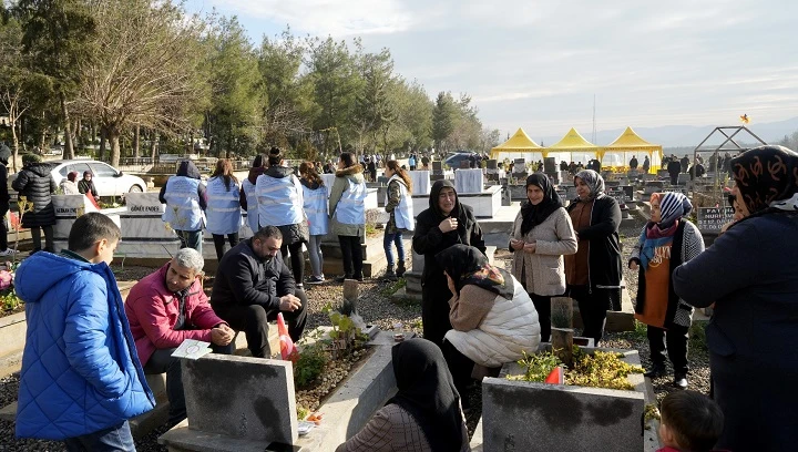 Gaziantep'te deprem mezarlığında duygusal anlar