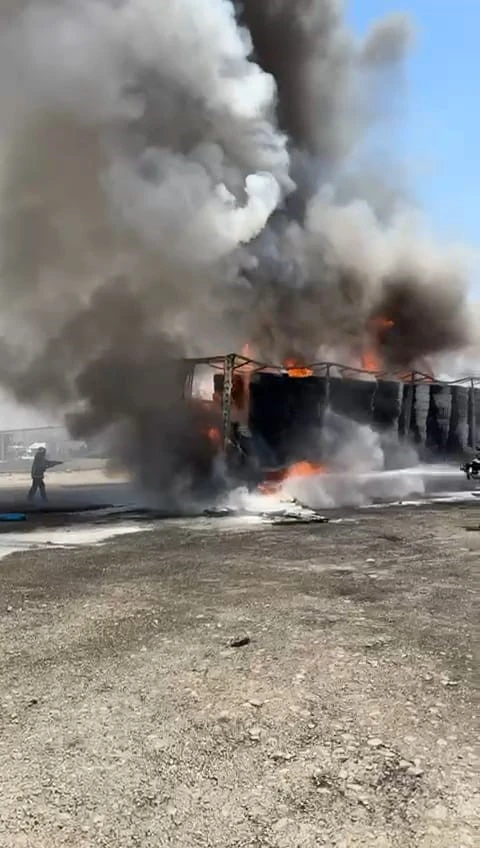 Gaziantep'te lastik yüklü tır alev alev yandı