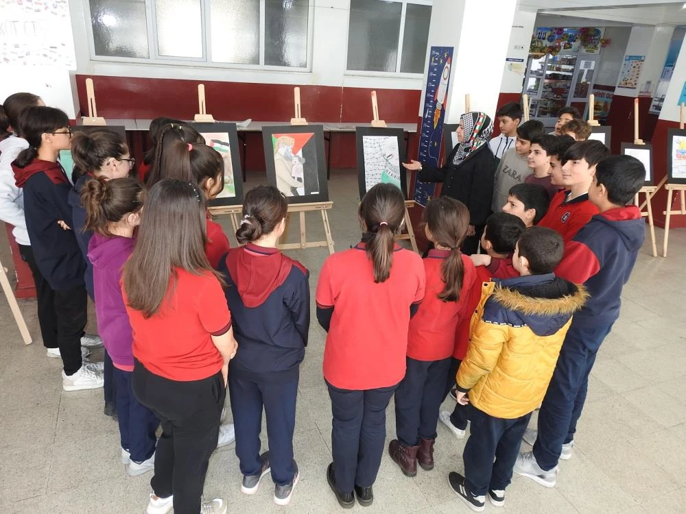 Gaziantep'te öğrenciler Ramazan'da &quot;Gazze'nin Sesiyiz&quot; resim sergisi açtı