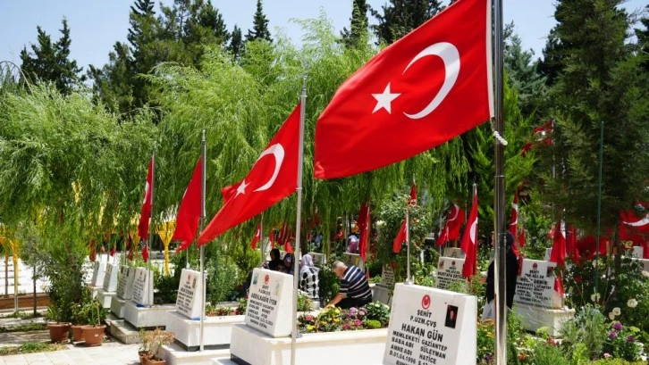 Gaziantep'teki mezarlıklar ve şehitliklerde Arefe yoğunluğu