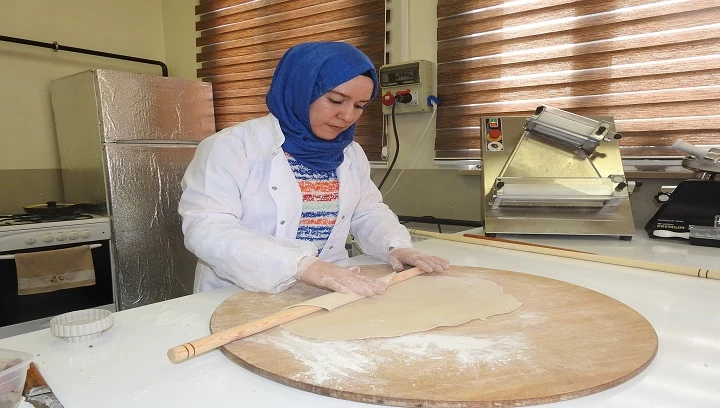 Girişimci kadın, kurduğu mantı işletmesinde işitme engelli kadınları istihdam ediyor