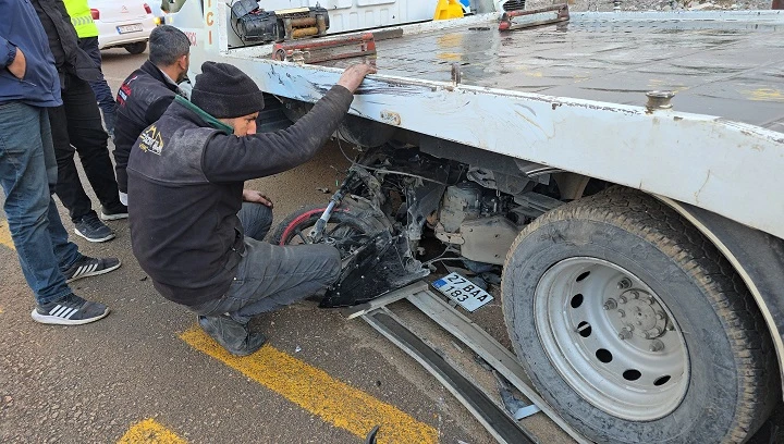 İslahiye'de motosikletle kamyonet çarpıştı: 1 ölü, 1 ağır yaralı