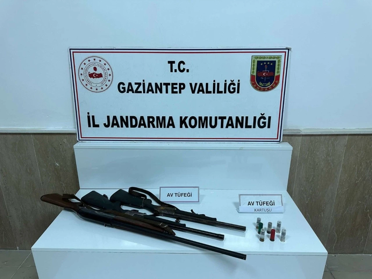 JANDARMA BİREYSEL SİLAHLANMAYA FIRSAT VERMİYOR: 19 SİLAHA EL KONDU