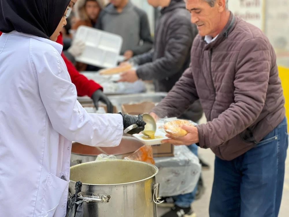 Nizip Belediyesi, iftar sofralarıyla yüzlerce vatandaşı ağırlıyor