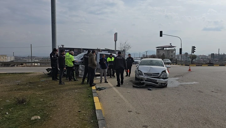 otomobil ile hafif ticari araç çarpıştı: 2 yaralı