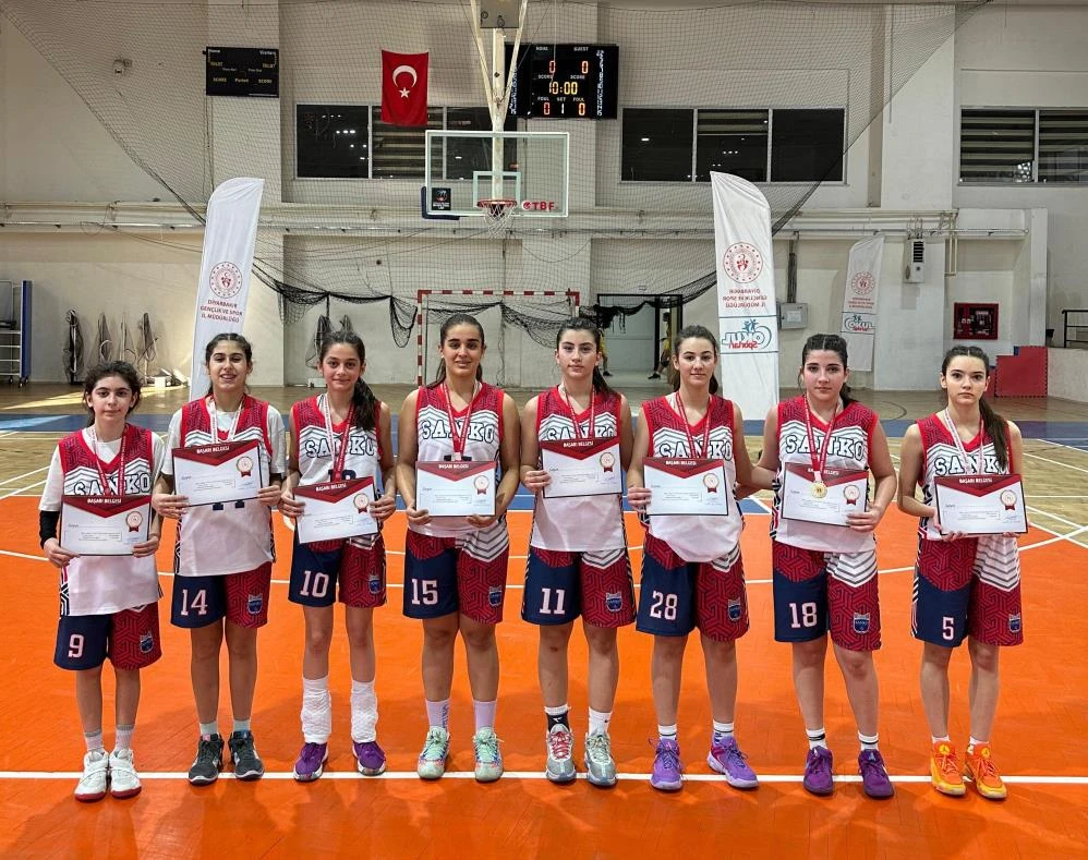 SANKO Okulları basketbolda namağlup bölge şampiyonu oldu