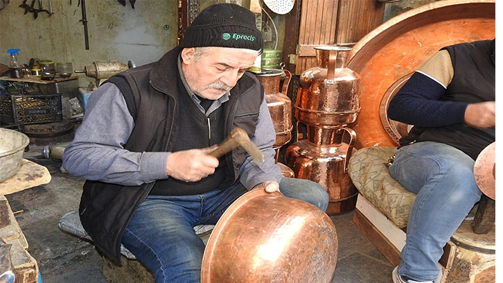 Suriyeli bakırcı ustası ve çocukları, mesleğe ülkelerinde devam edecek