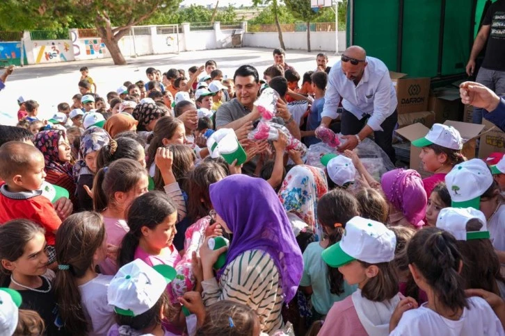 Yılmaz, ihtiyaç sahiplerine gıda yardımını kendi elleriyle yaptı