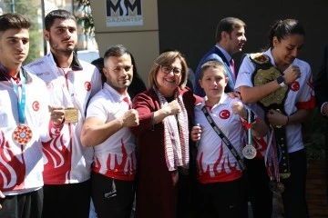 Başarılı sporcular, Fatma Şahin ile bir araya geldi