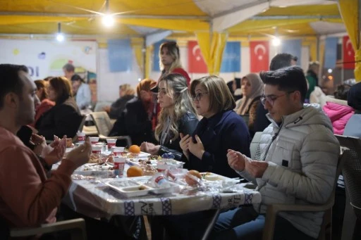 Büyükşehir’in iftar çadırları Ramazan’ın birlik ruhunu yaşatıyor