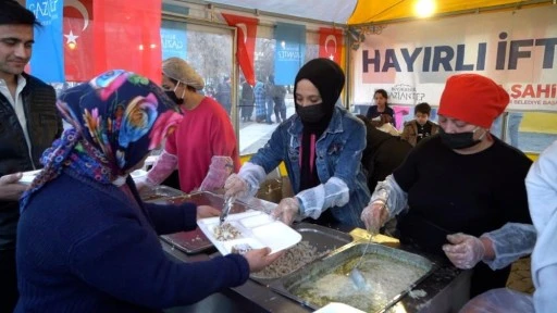 Gaziantep Büyükşehir’in geleneksel iftar çadırları ilk gün yoğun ilgi gördü