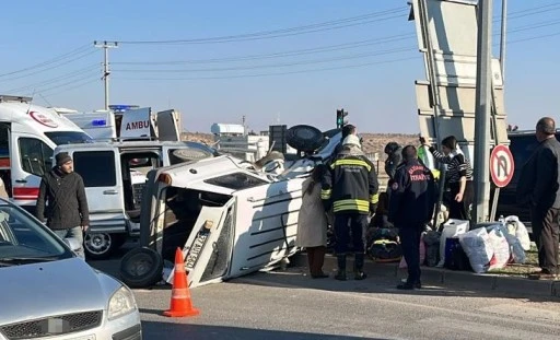 Gaziantep'te 2 aracın kavşakta çarpıştığı kaza kamerada: 14 yaralı