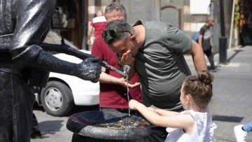 Gaziantep’te vatandaşlar serinlemek için çeşme sırası bekledi