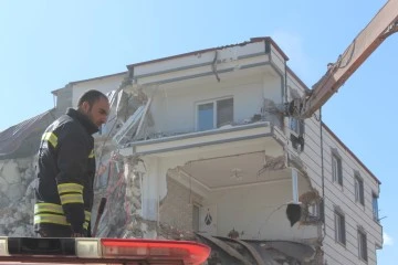  İslahiye'de ağır hasarlı binaların yıkımına başlandı