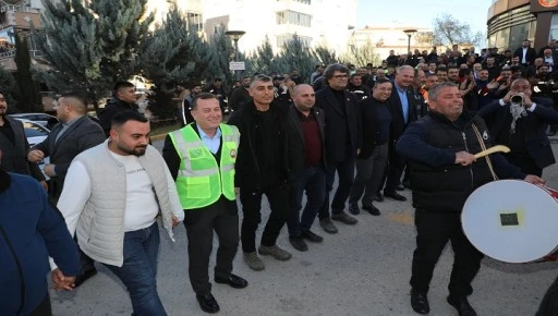 Nizip Belediyesi işçileri, zamlı maaşlarını halaylarla kutladı