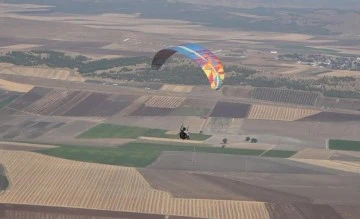 Yamaç paraşütü festivalinde adrenalin dolu anlar yaşandı